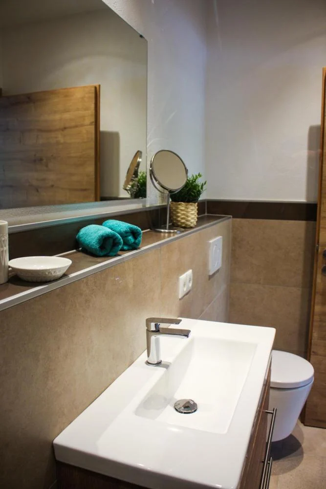 Eines der zwei Badezimmer mit Dusche im Apartment