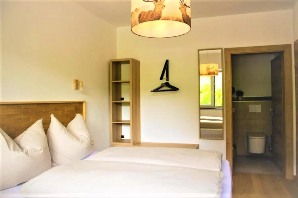 Doppelzimmer im Living Apartment Maurer mit Zugang zum Badezimmer