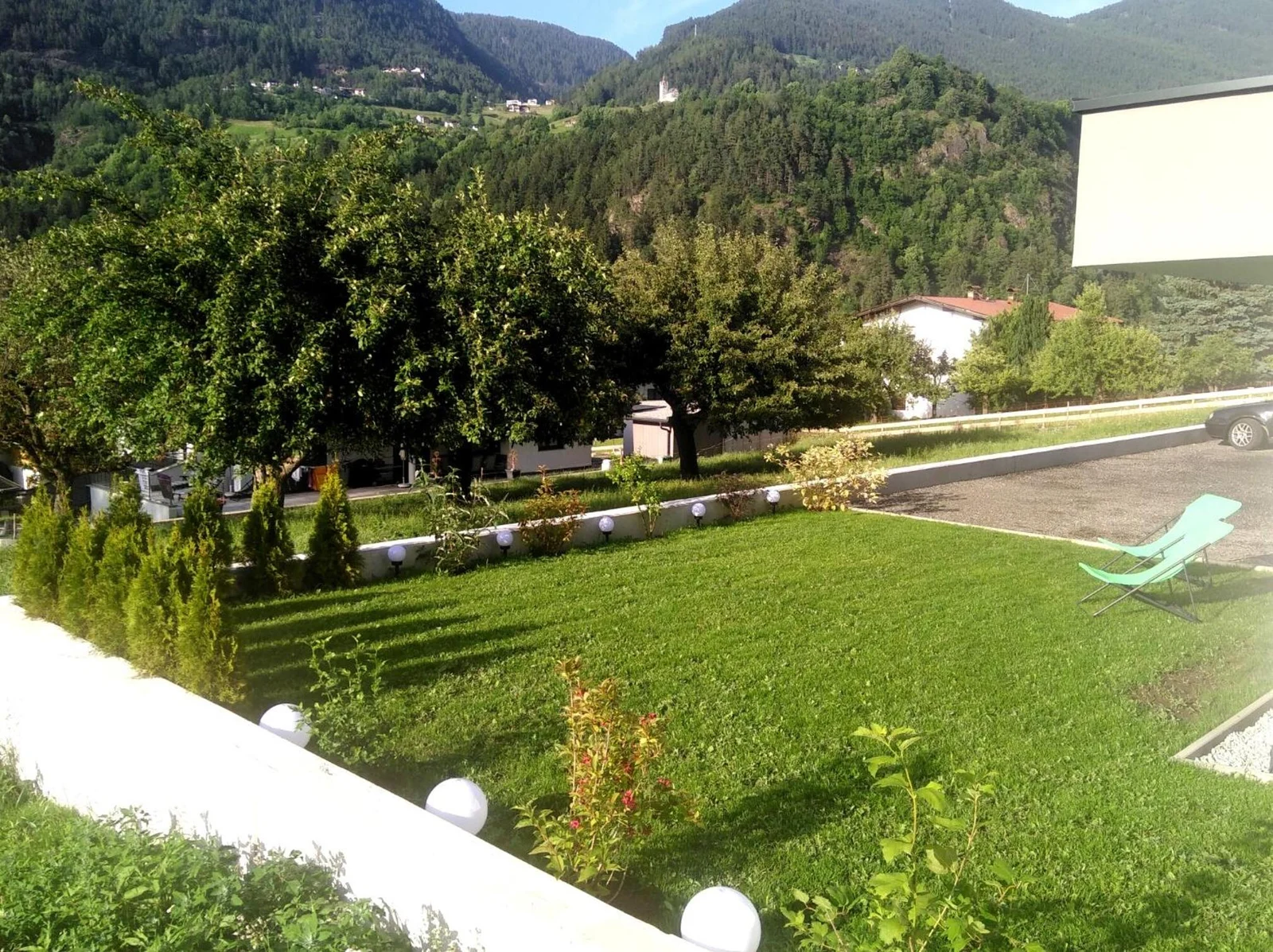Großer grüner Garten mit Bergblick am Apartment