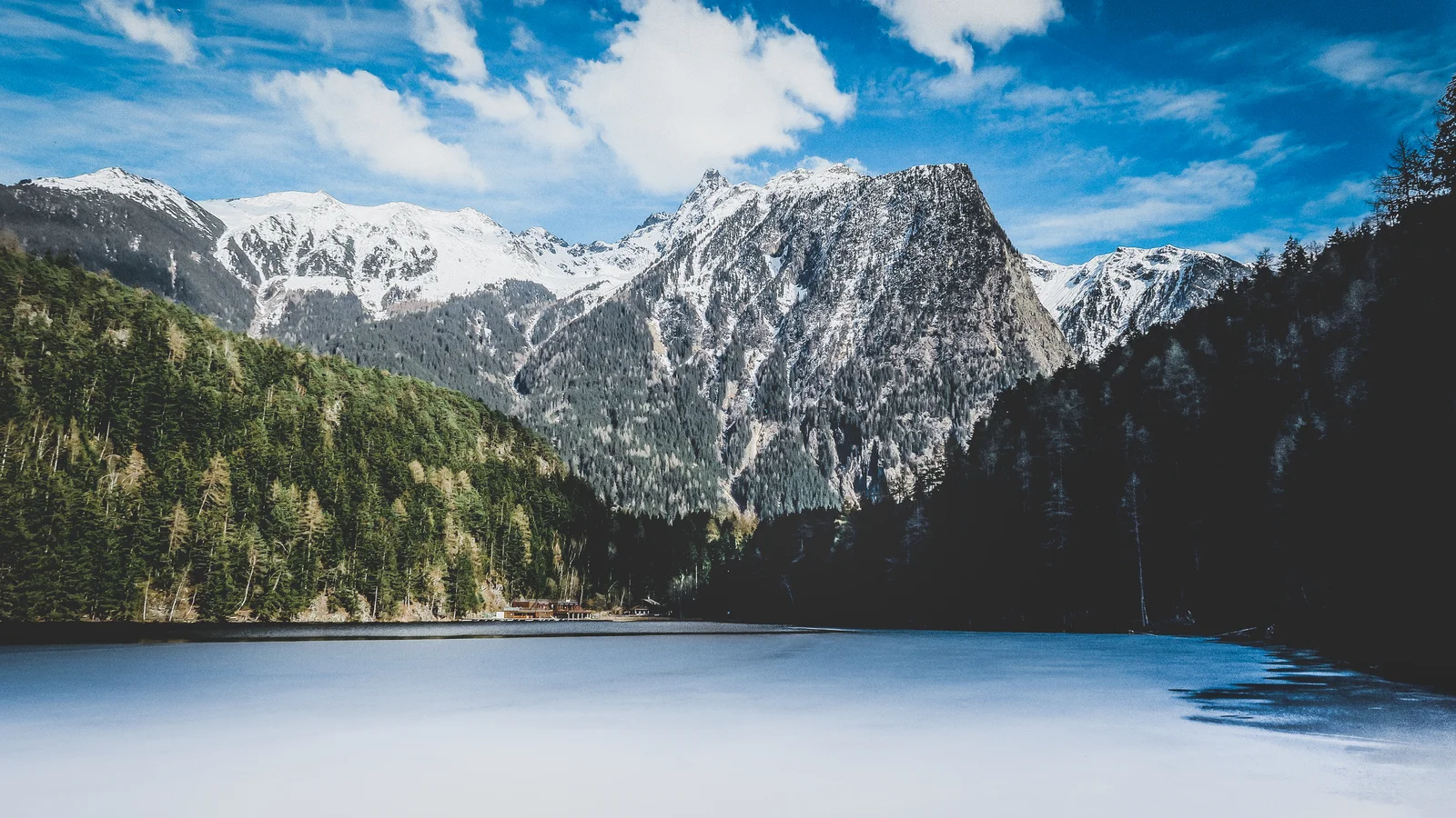 Piburger See vor schneebedeckten Bergen im März