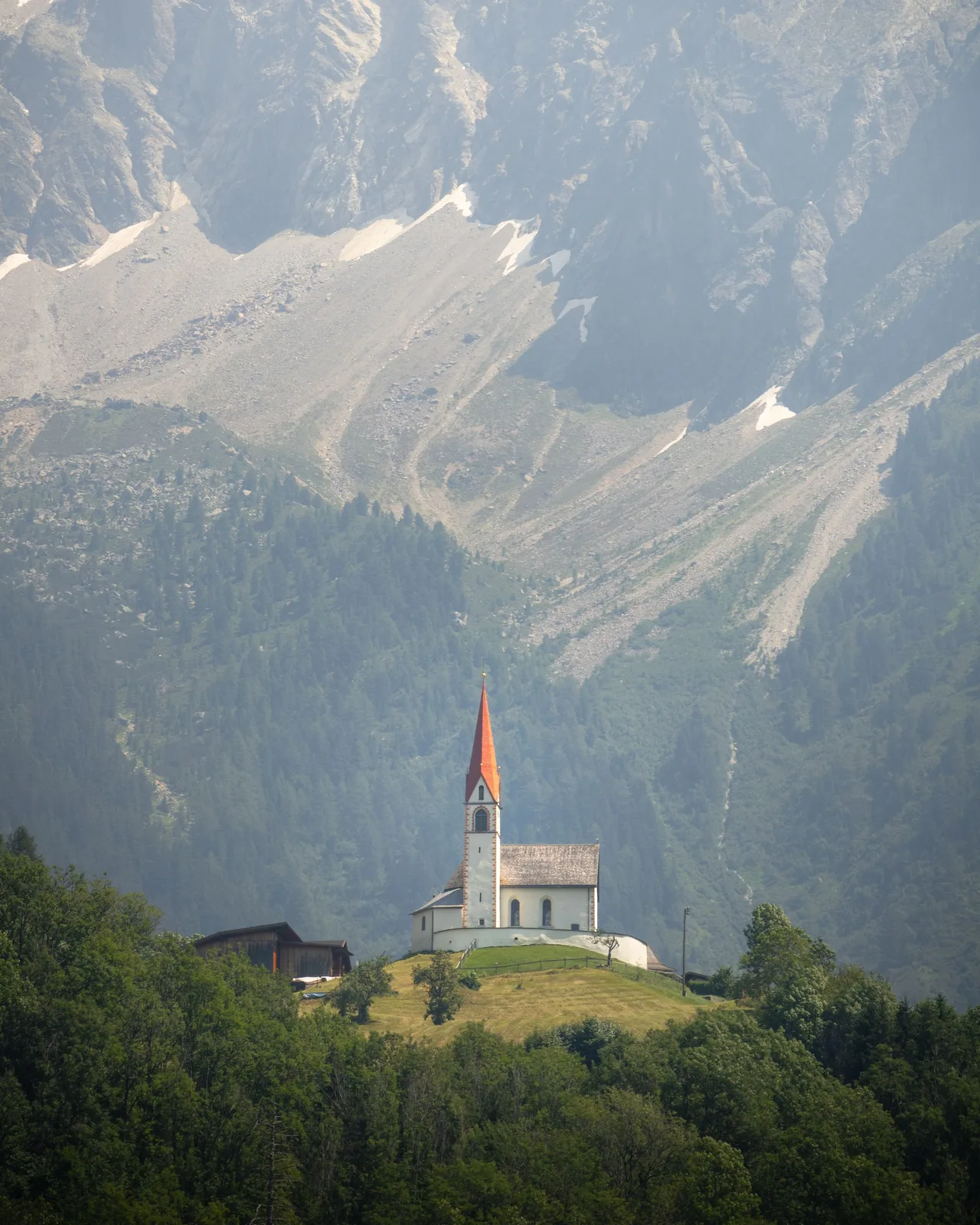 Kirche vor Berghängen in Oetz