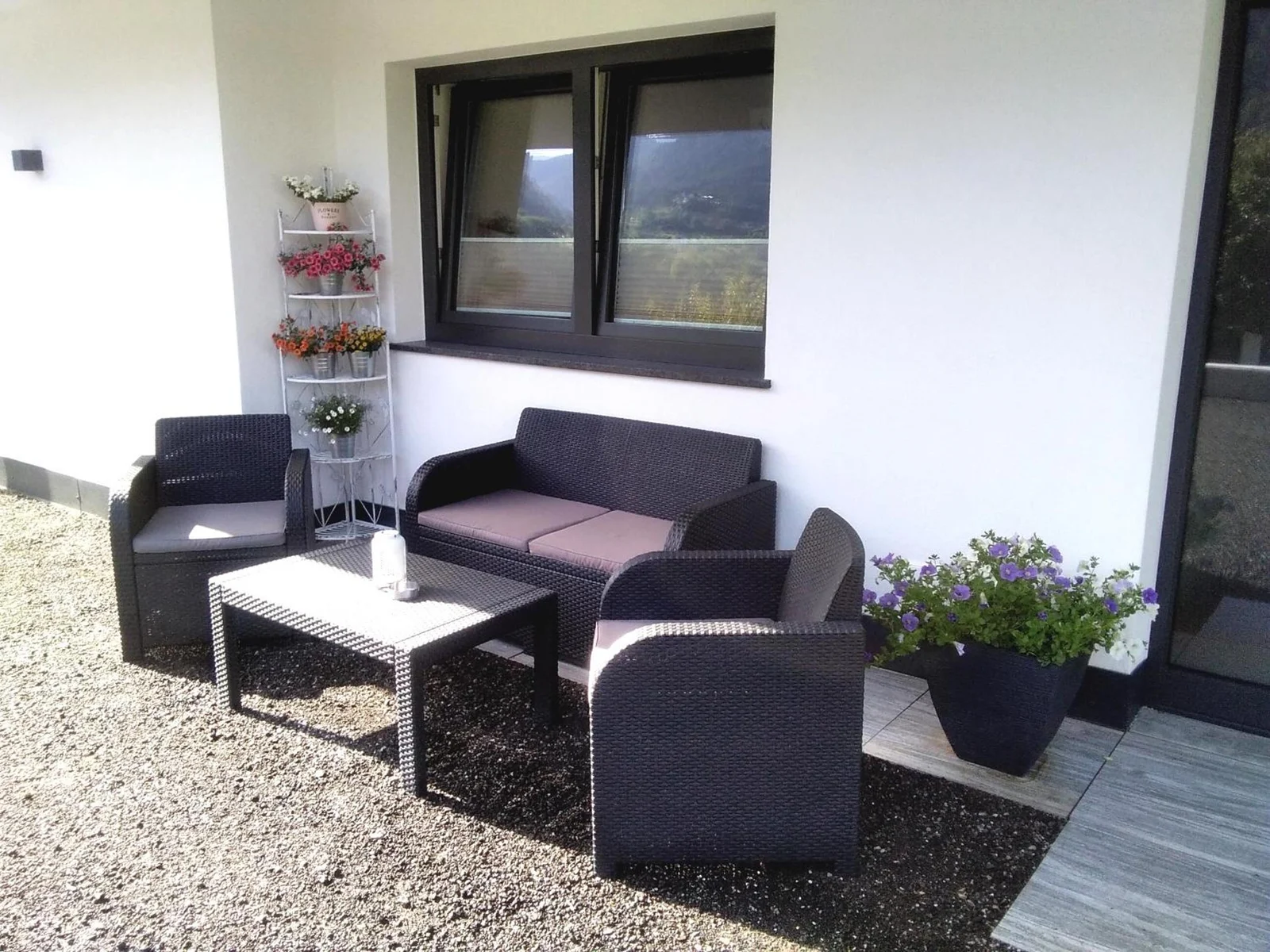 Terrasse mit Tisch und Stühlen am Living Apartment Maurer