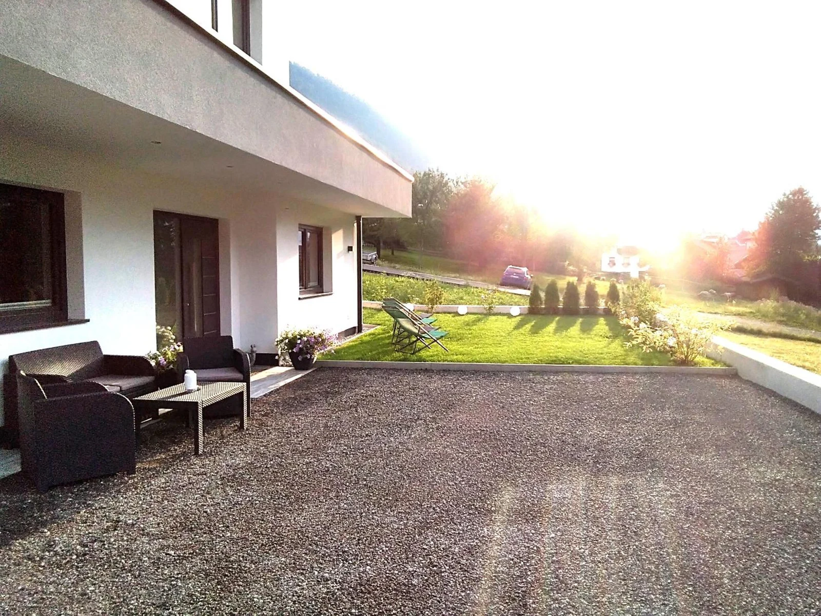 Terrasse und Garten des Living Apartment Maurer im Abendlicht