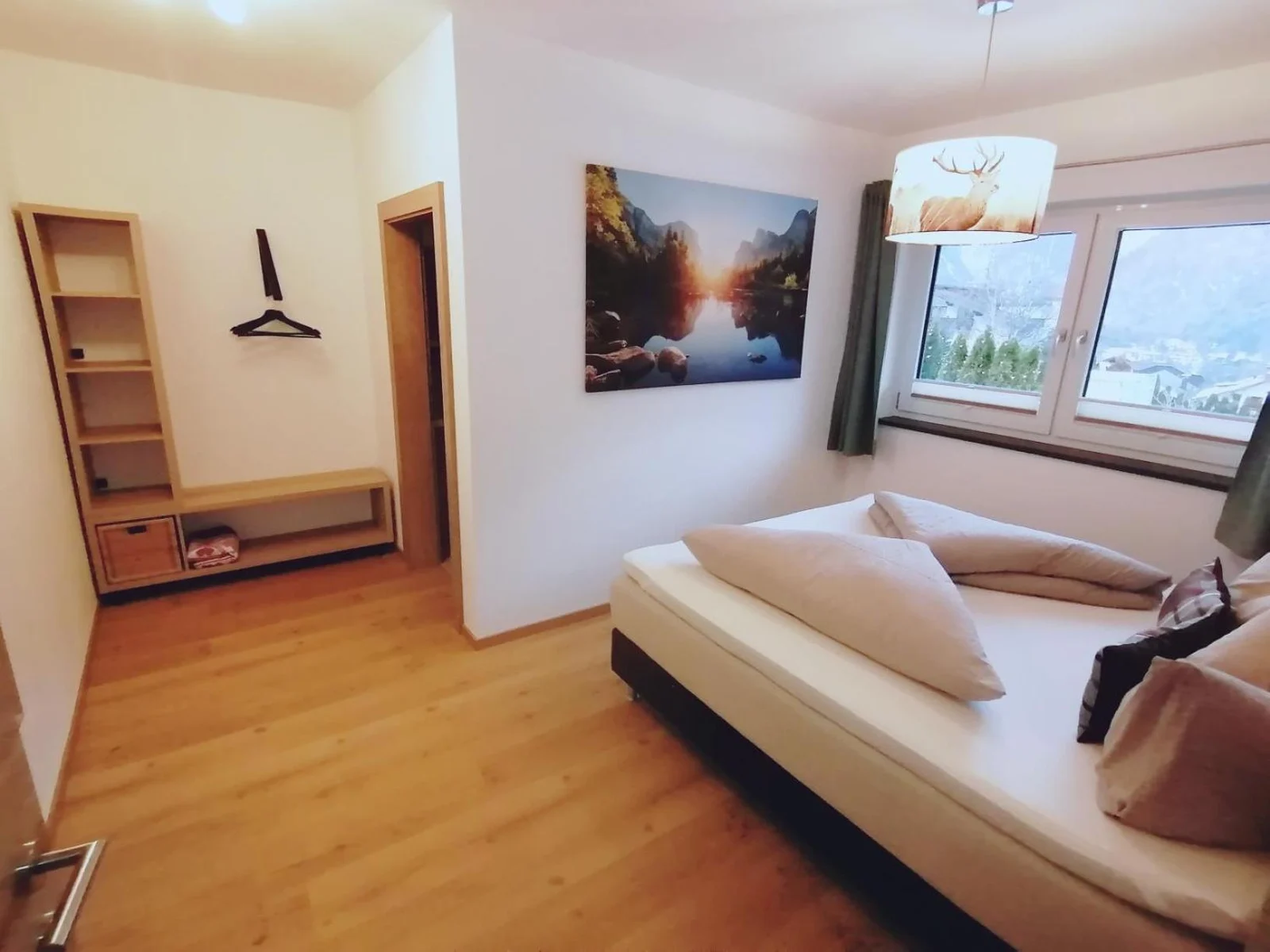 Helles Schlafzimmer mit Bergblick im Living Apartment Maurer