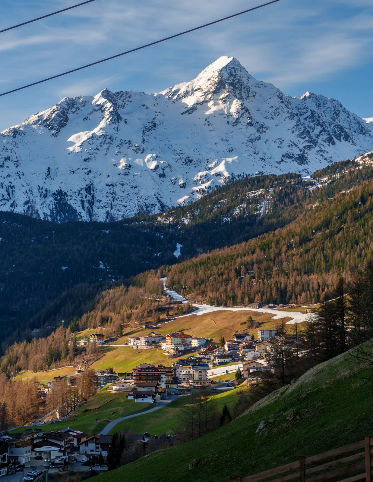 Sölden mit grünen Hängen vor schneebedecktem Gipfel